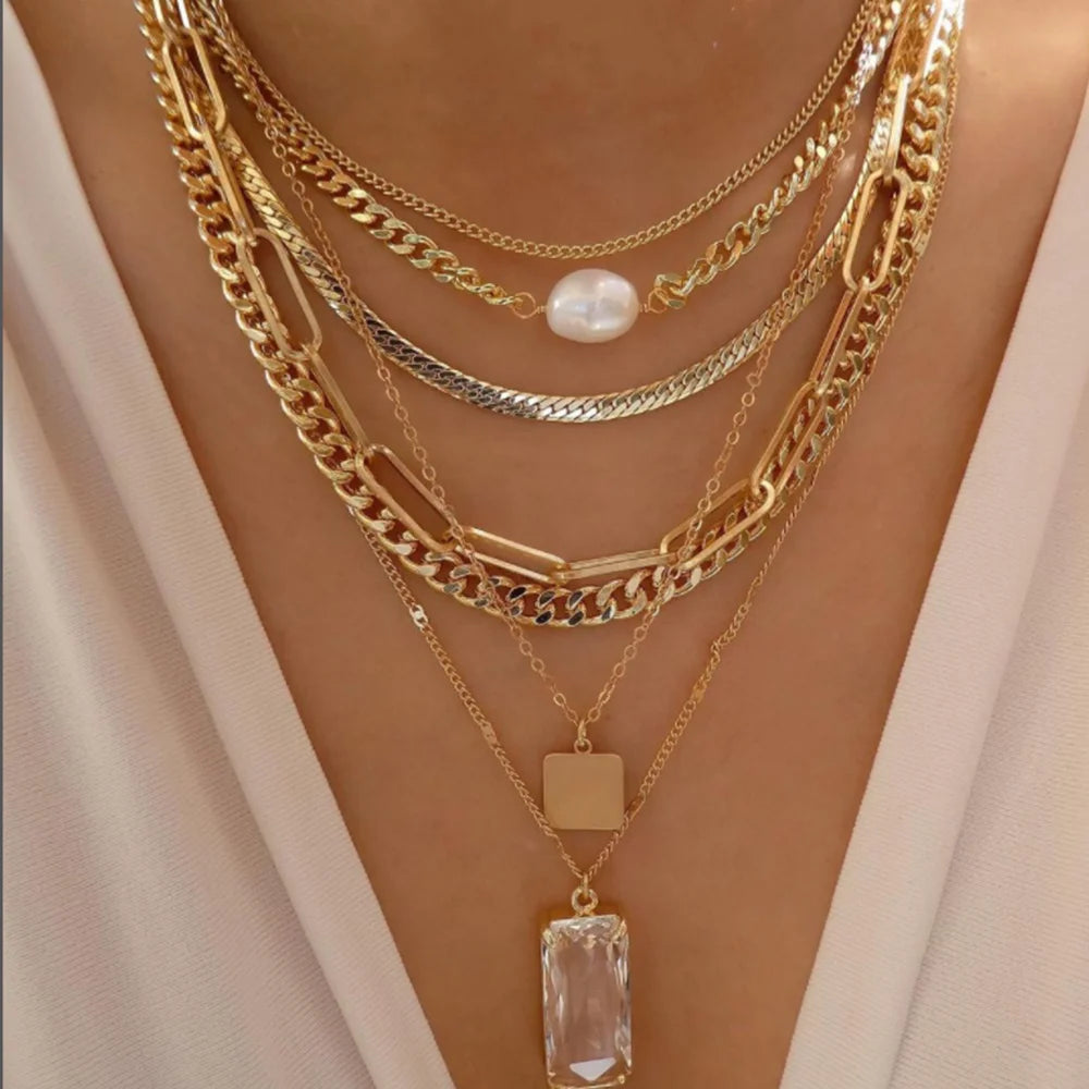 Collar Multicapa con Cristales – Alma Atrevida