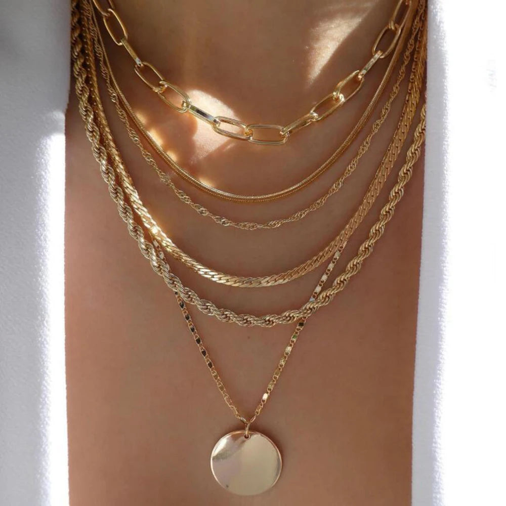 Collar Multicapa con Cristales – Alma Atrevida